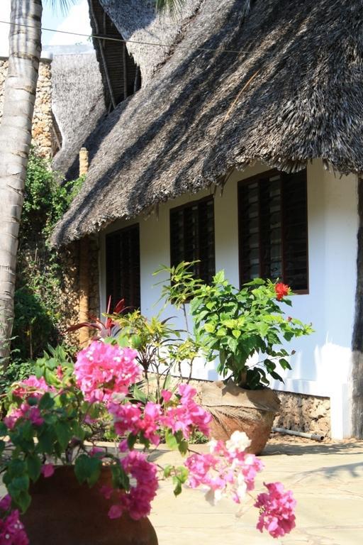 Diani Marine Divers Village Praia de Diani Exterior foto